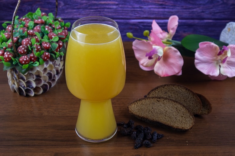 домашний хлебный квас с изюмом