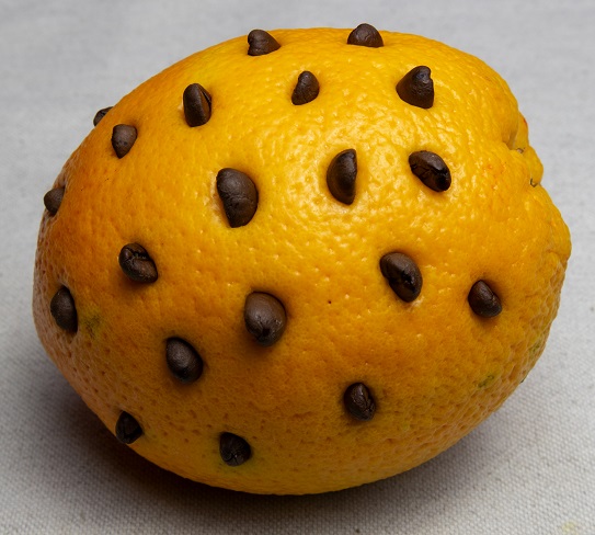 фото апельсина, наколотого кофе