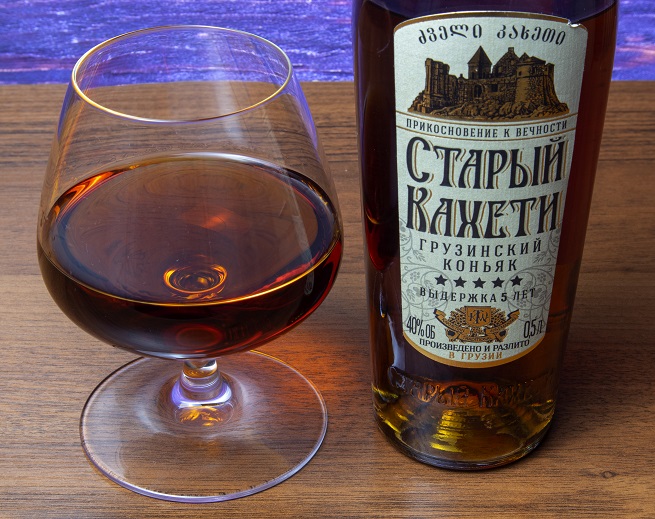 фото коньяка Старый Кахети в бокале