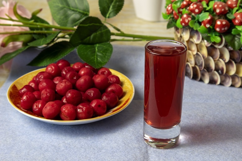 настойка на ягодах вишни с листьями