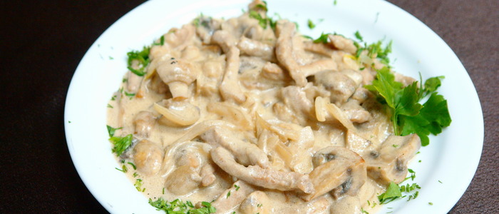 Бефстроганов из говядины со сметаной и грибами