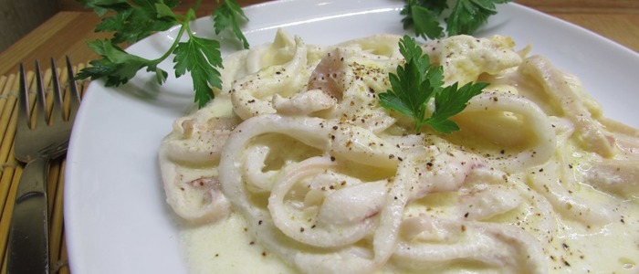 Кальмары в сметанном соусе на сковороде