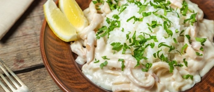 Кальмары в сметанном соусе с чесноком