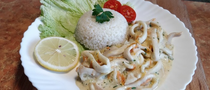 Кальмары в сметанном соусе с луком