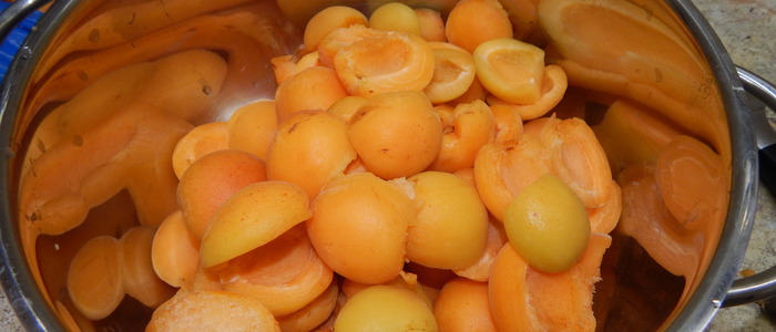 Компот из абрикосов и клубники