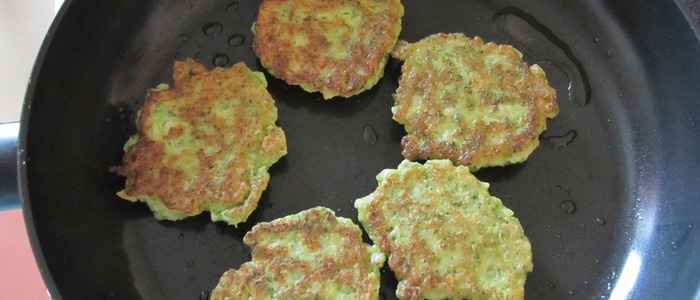 Оладьи из брокколи и цветной капусты