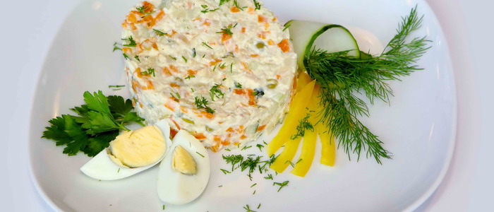 салат Оливье Оливье с курицей.