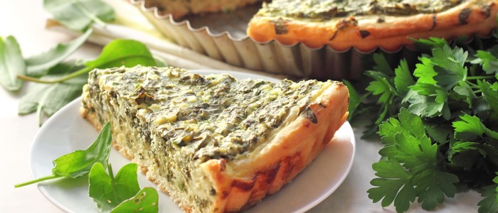 Пирог с щавелем из слоеного теста