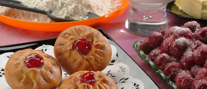 Пирожки с черешней в духовке