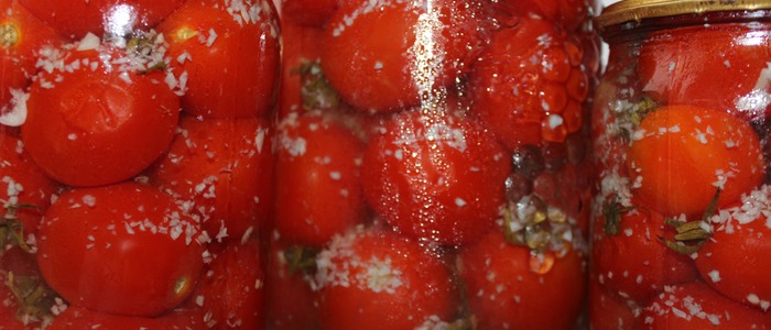 Помидоры в снегу в литровых банках