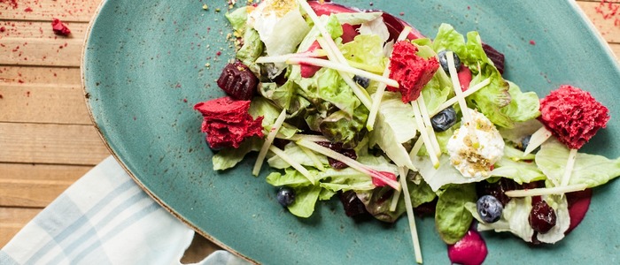 Салат с козьим сыром и рукколой