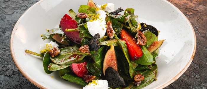Салат с козьим сыром и рукколой
