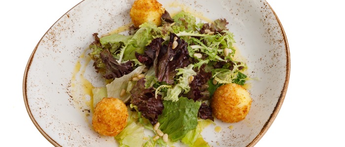 Салат с козьим сыром и помидорами