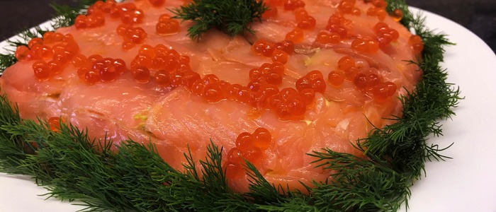 Салат с красной рыбой и креветками Салат с красной рыбой и помидорами.