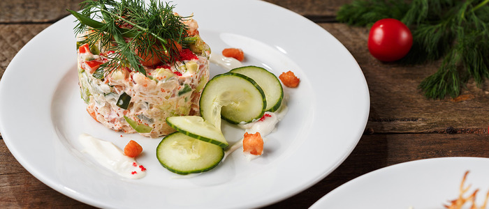 Салат с красной рыбой и креветками Салат с красной рыбой и помидорами