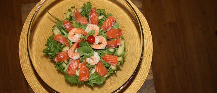 Салат с красной рыбой и креветками Салат с красной рыбой, кальмаром и креветками.