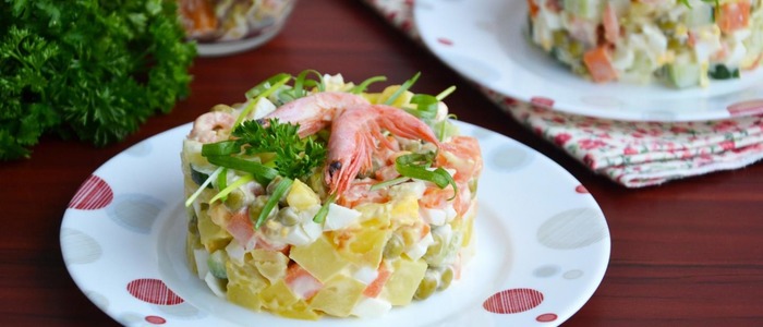 Салат с красной рыбой и креветками Салат с красной рыбой, кальмаром и креветками...