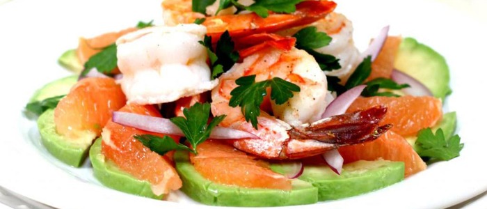 Салат с красной рыбой и креветками Салат с красной рыбой, кальмаром и креветками