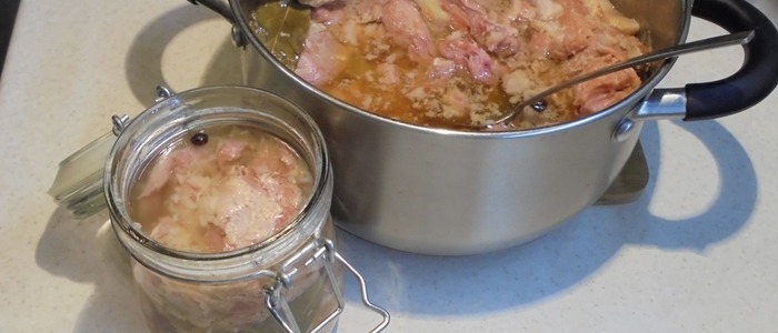 Тушенка из свинины в кастрюле