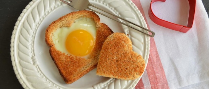 Яичница в хлебе Яичница в хлебе на сковороде