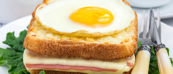 Яичница в хлебе Яичница в хлебе с колбасой