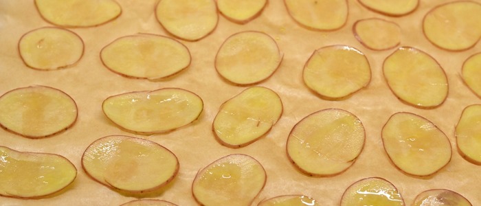 чипсы из картошки в духовке без масла