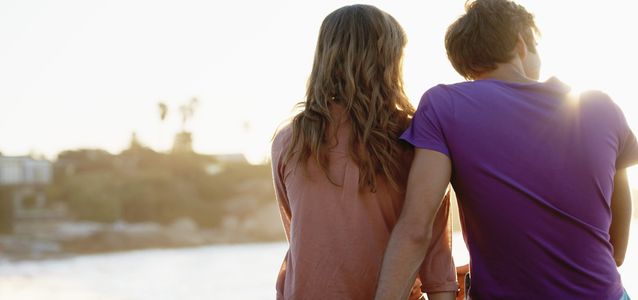 влюбленные на берегу встречать рассвет вдвоем