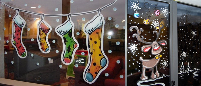 Как украсить окно на Новый год Как украсить окно на Новый год гуашью