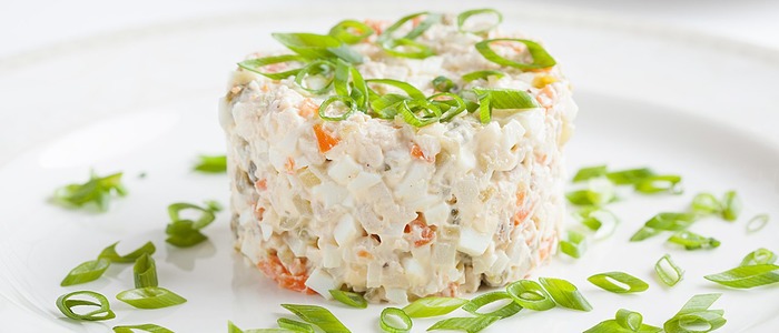 салат Оливье классический салат Оливье.