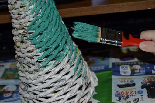 Окрашиваем елку зеленой краской Красим елку