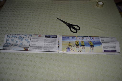 Сворачиваем газету и разрезаем Сворачиваем газету вдоль