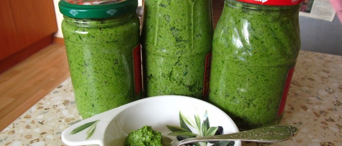 паста из чесночных стрелок с томатной пастой