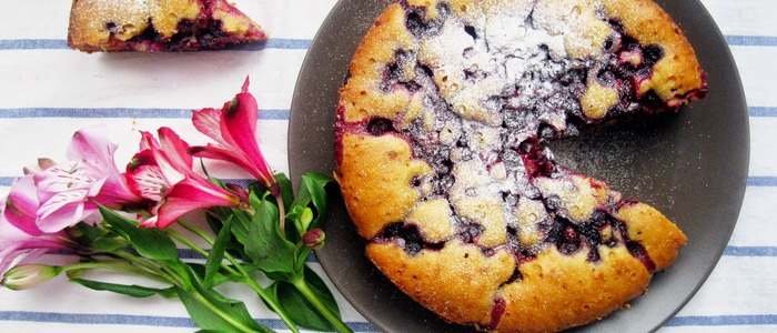 пирог с черной смородиной на дрожжевом тесте