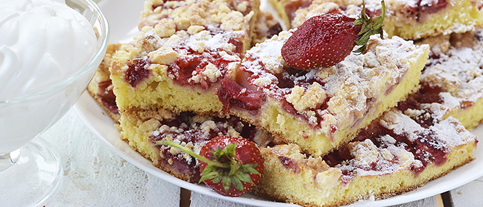 Классический пирог с клубничным вареньем Пирог с клубничным вареньем в мультиварке