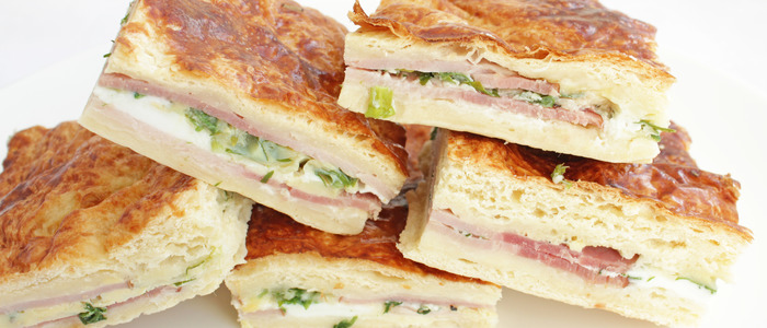 пирог с ветчиной, сыром и зеленью