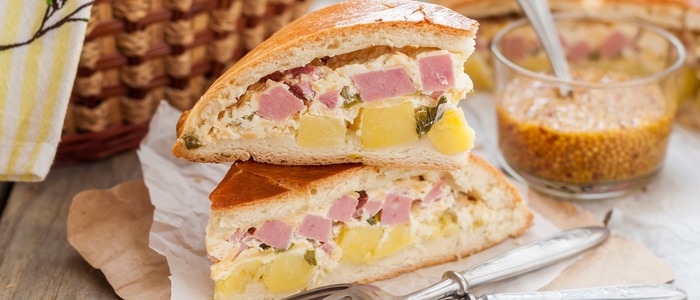 пирог с ветчиной, сыром и зеленью