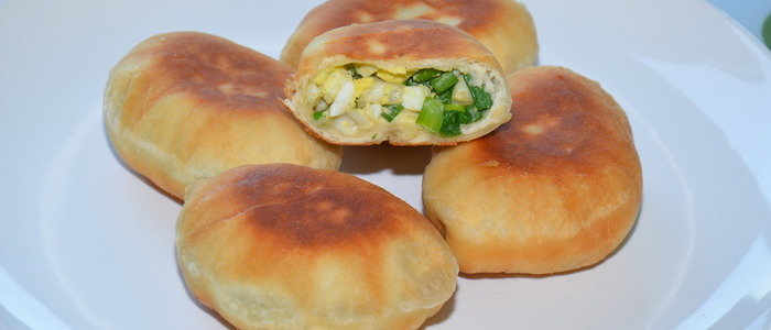 пирожки с яйцом и зеленью на сковороде