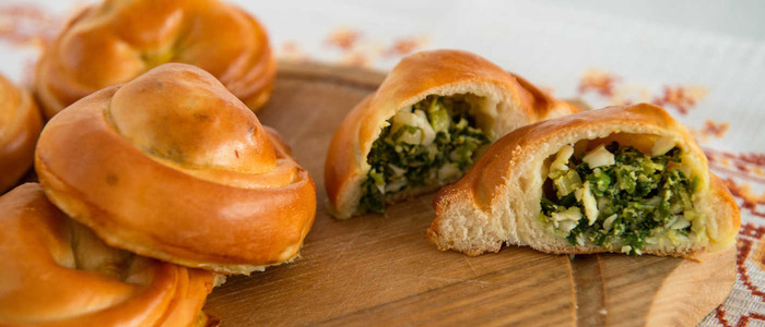 жареные пирожки с яйцом и зеленью