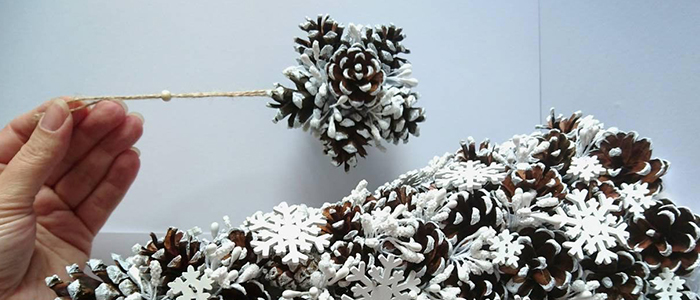 Снежинки из шишек своими руками Снежинка из шишек своими руками
