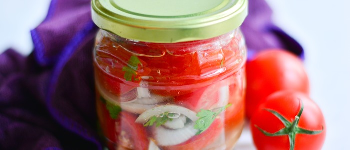 помидоры половинками с луком и маслом