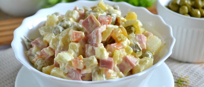 салат Оливье салат Оливье с колбасой.