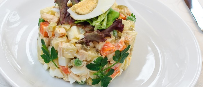 салат Оливье салат Оливье с колбасой