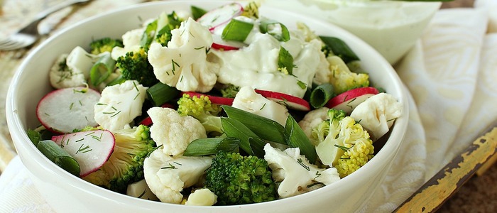 салат из брокколи и помидоров