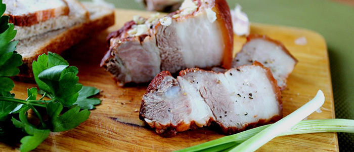 Сало в луковой шелухе с добавлением жидкого дыма