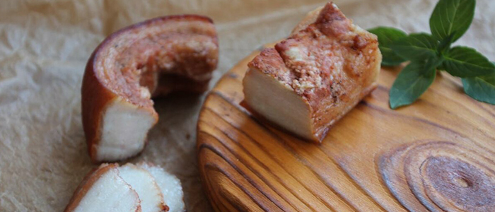 Сало в луковой шелухе в мультиварке