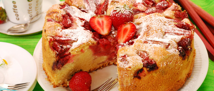 шарлотка с клубникой и бананом