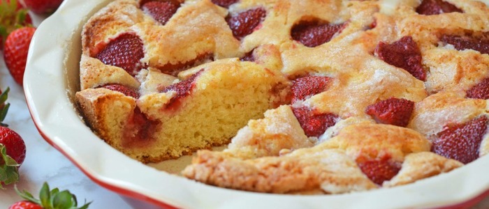 шарлотка с замороженной клубникой